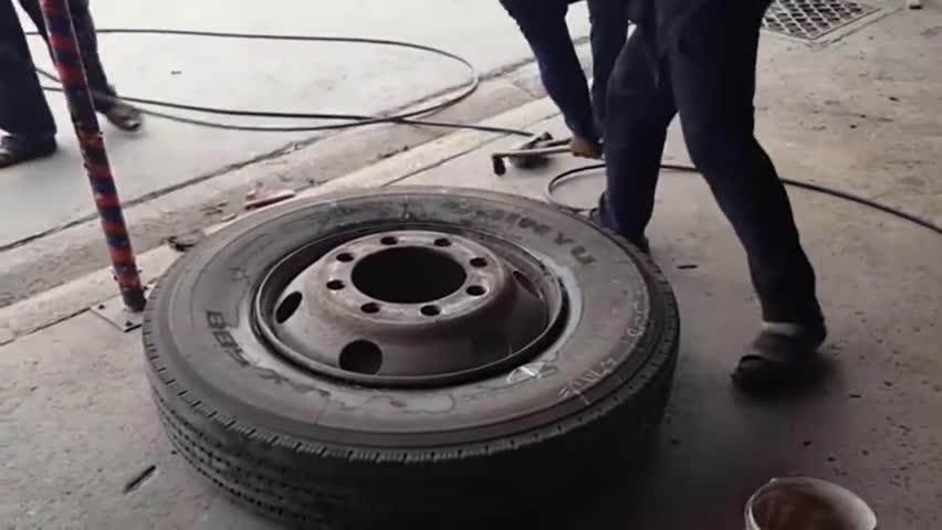 看看汽修工是怎么补卡车轮胎的,怪不得要钱多,是有原因的