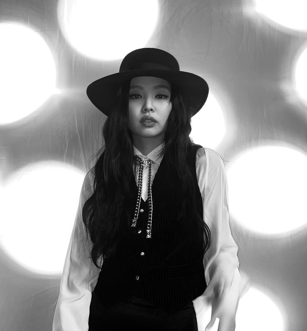 人间香奈儿放大招了jennie身穿嫩绿针织衫清新大方气质真的好