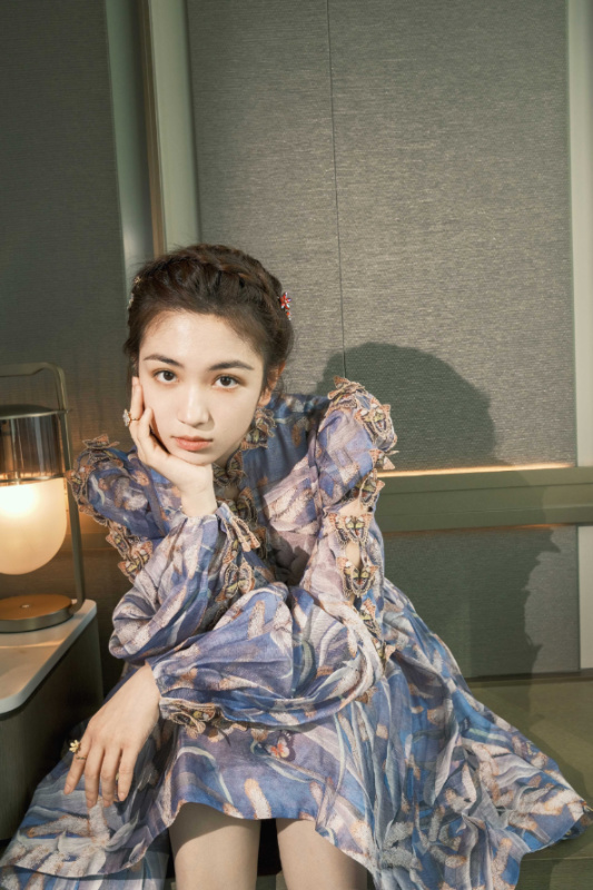 代露娃亮相舞台活动献唱甜美情歌浪漫动人