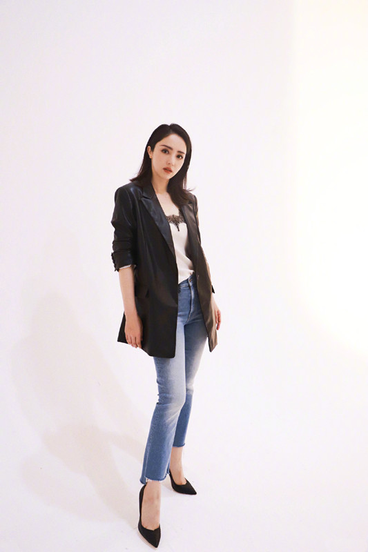 1/ 6我们看到董璇外穿一件黑色的小西装,接着下搭牛仔裤,再然后把黑色
