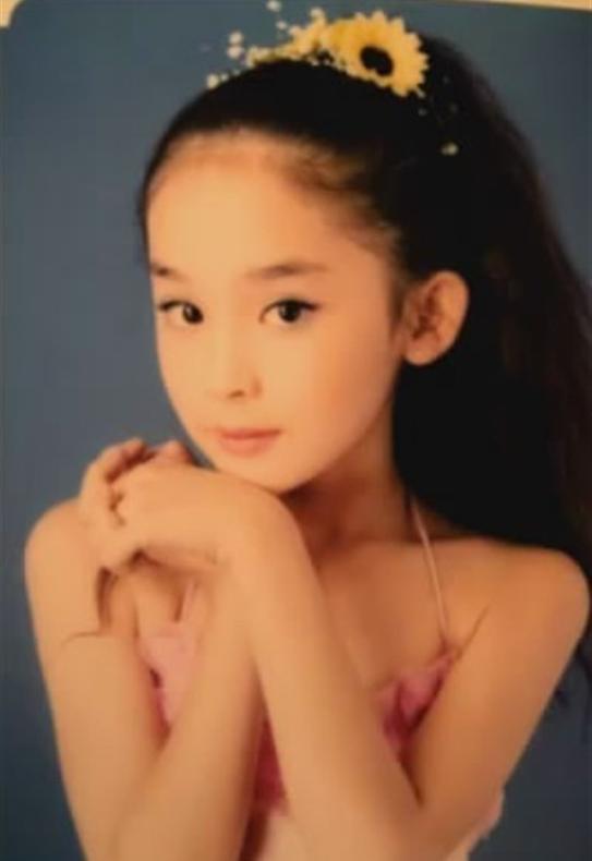 郑爽的童年照,脸蛋胖成一圈,网友:不整容,一直丑下去