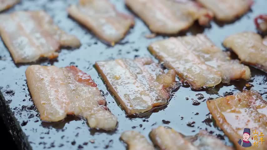 农村小伙用石板烤五花肉,一口咬下去滋滋冒油,这味道爽到没话说_新浪