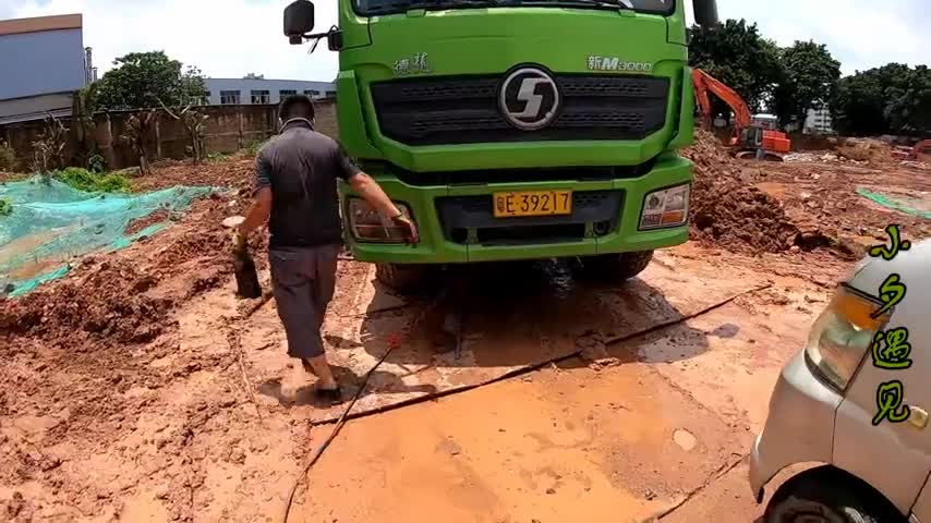 泥头车前轮废了,师傅深入泥泞的工地里换轮胎,比平常辛苦十倍!