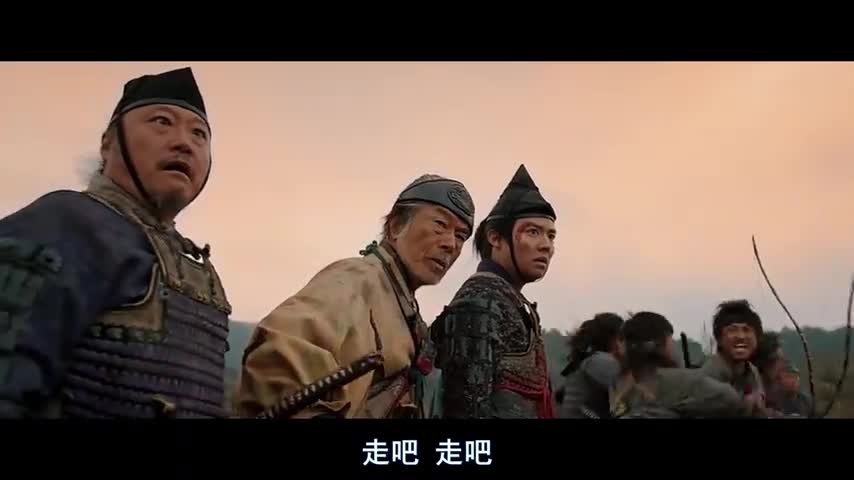 战争片倭寇败逃跨越泥潭登船,戚继光带兵乘胜追击,血战到底