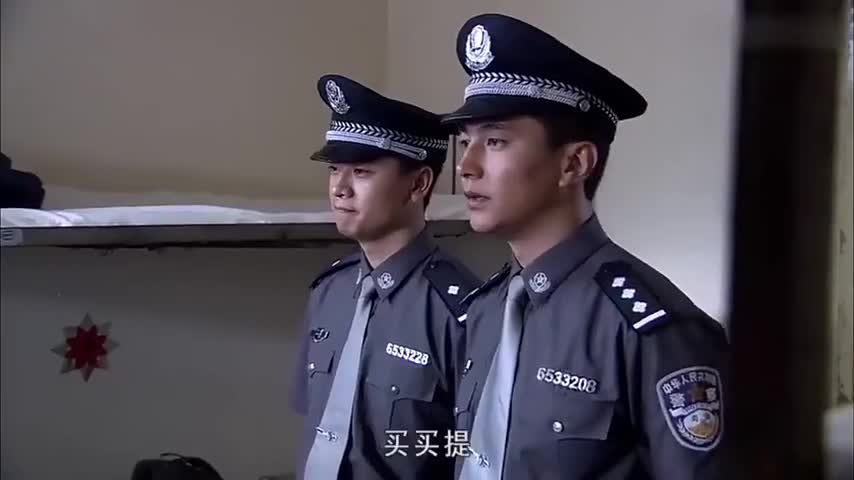 犯人坐牢40年，终于出狱，哭着和狱友道别，场面感人_新浪新闻