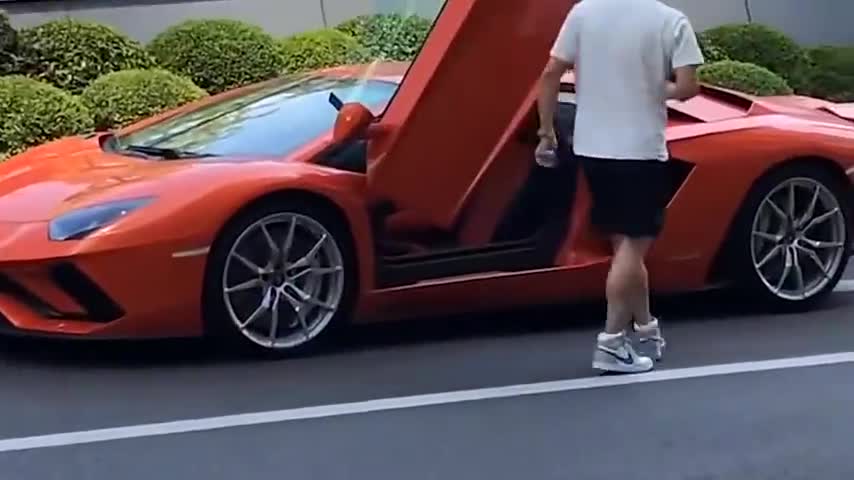 路边遇到一个开跑车的小哥哥帅气十足不知道他有没有女朋友