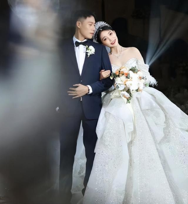 恭喜！体坛第一女神官宣结婚，老公高大帅气，粉丝纷纷送上祝福休闲区蓝鸢梦想 - Www.slyday.coM