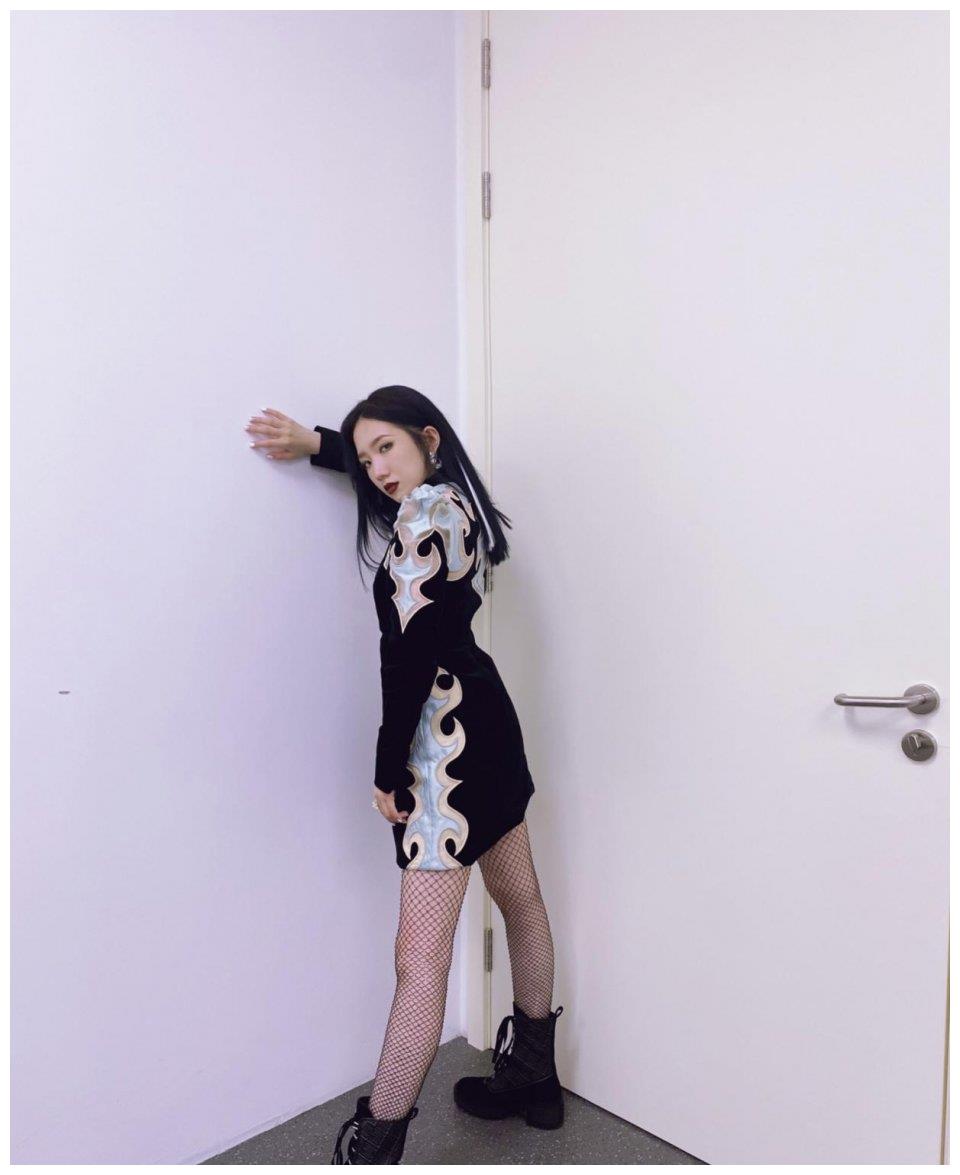 孟美岐造型真拉风穿黑色连衣裙搭马丁靴浓烈妆容凸显气场