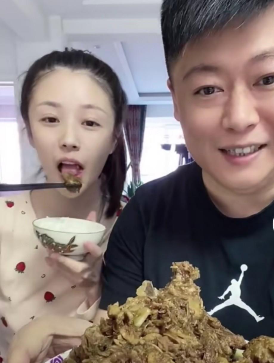 谢永强为娇妻下厨煮排骨,夫妻长相差异大同框似两代