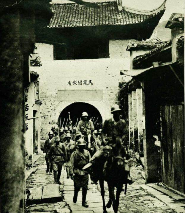 残墙断壁,气愤填膺,80年前日寇侵犯一个县城老照片__财经头条