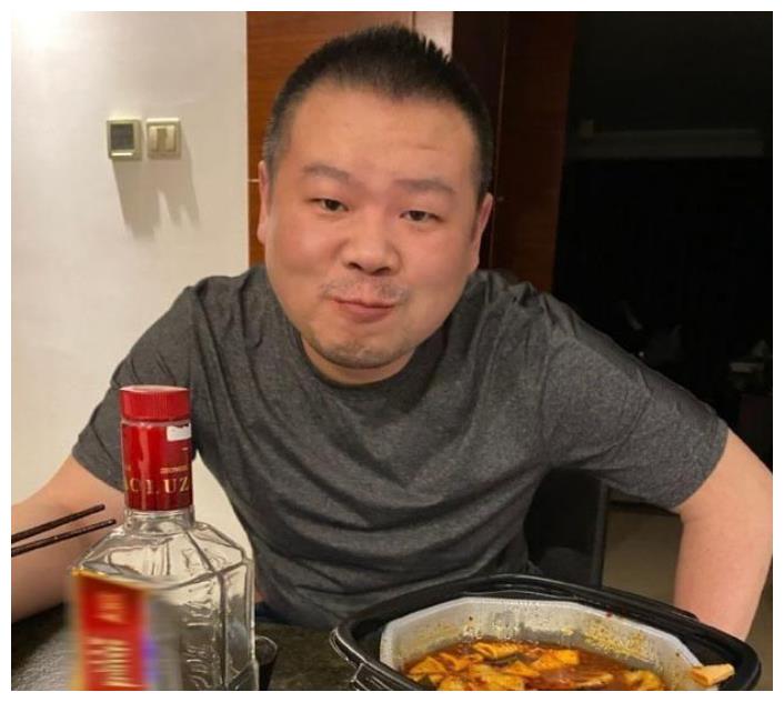 岳云鹏深夜喝酒,桌上的白酒成为亮点,网友:喝着酒未免有点