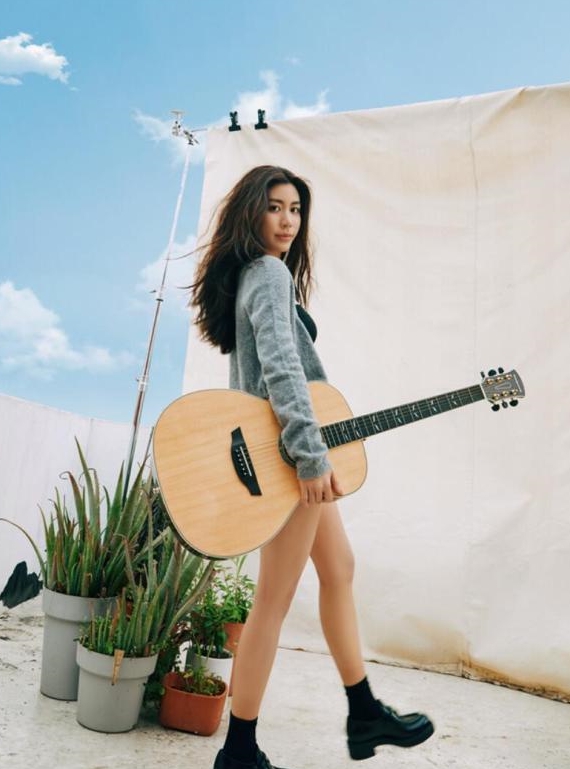 巫启贤女儿巫咏欢新单上线00后唱作女声新力量值得期待