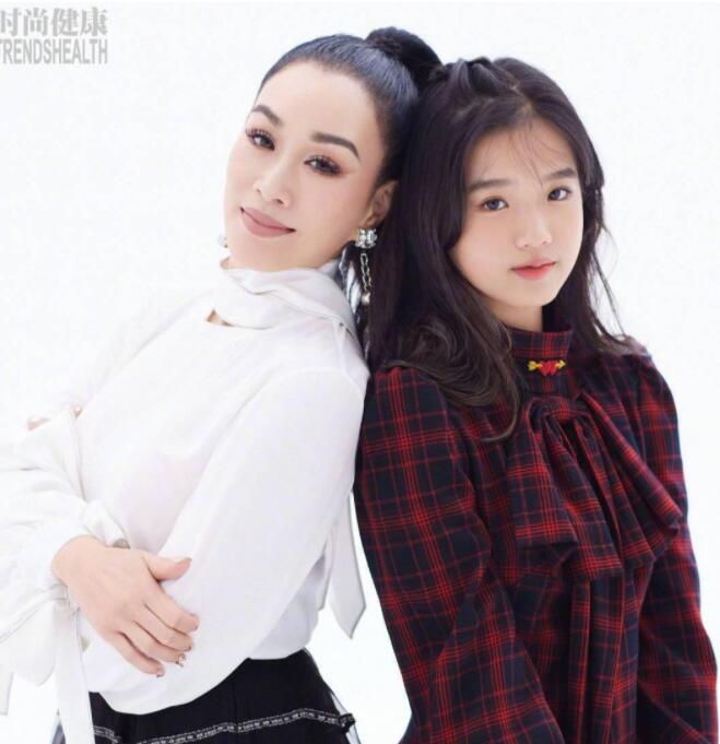 钟丽缇带女儿一起拍时尚封面照，这是要带女儿入圈的节奏么？