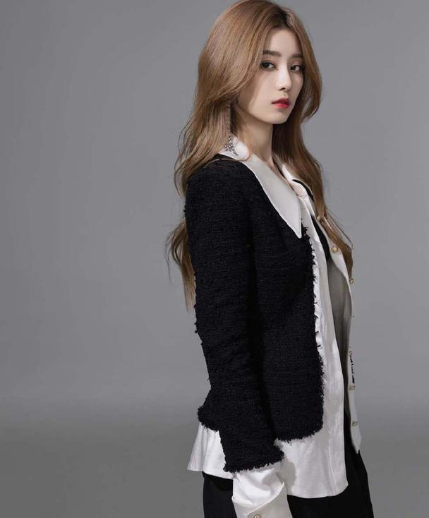 徐艺洋真的好瘦啊!穿宽松连衣裙却不显臃肿,筷子腿太吸睛