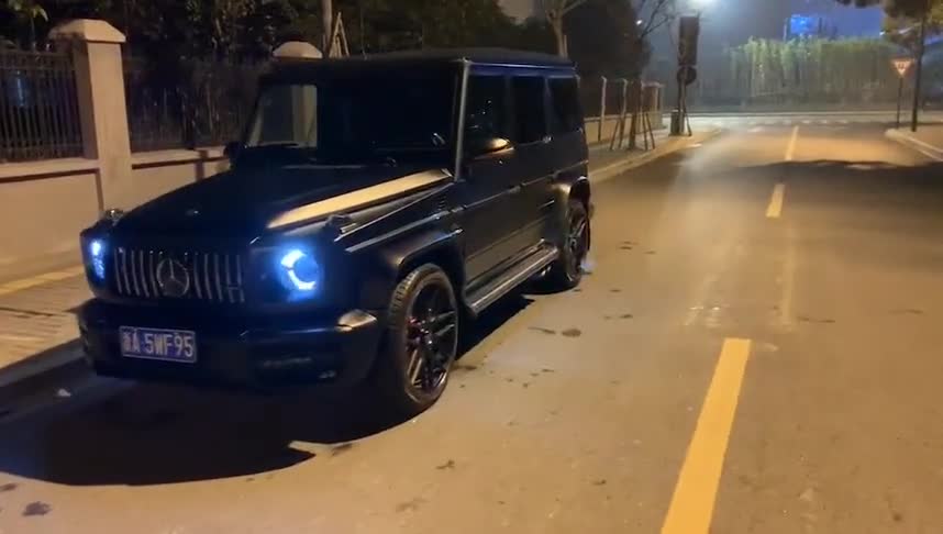 奔驰g63灯光秀,按下解锁键,大灯展现了姿态!
