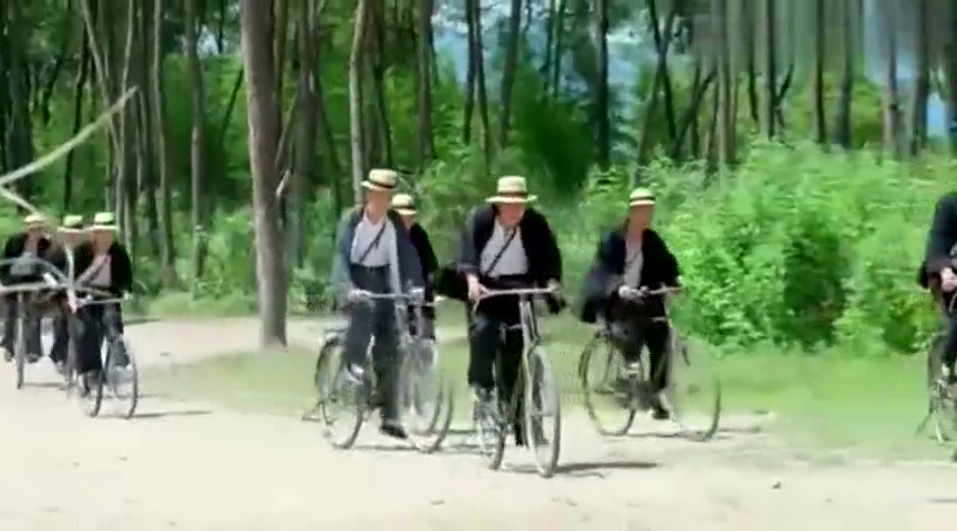 02:22 一群特务骑自行车竟敢追杀武工队,双枪女大侠怒了杀出消灭特务!