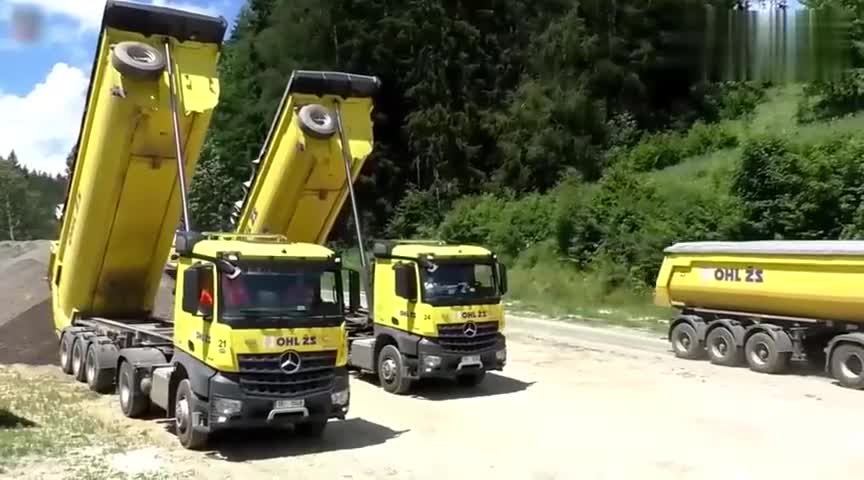 多辆奔驰卡车运输砂石来倾倒,载重量真大