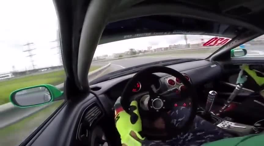 让你也当一回老司机,第一视角高速漂移,原来高手都是这样开车的