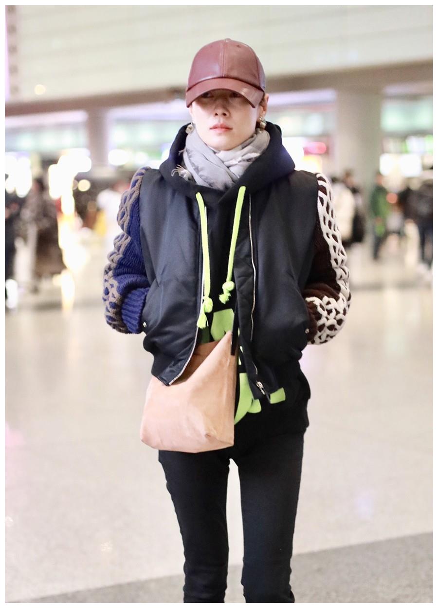 43岁马伊琍真会穿短马甲搭卫衣帽子里塞围巾袖子个性很时髦