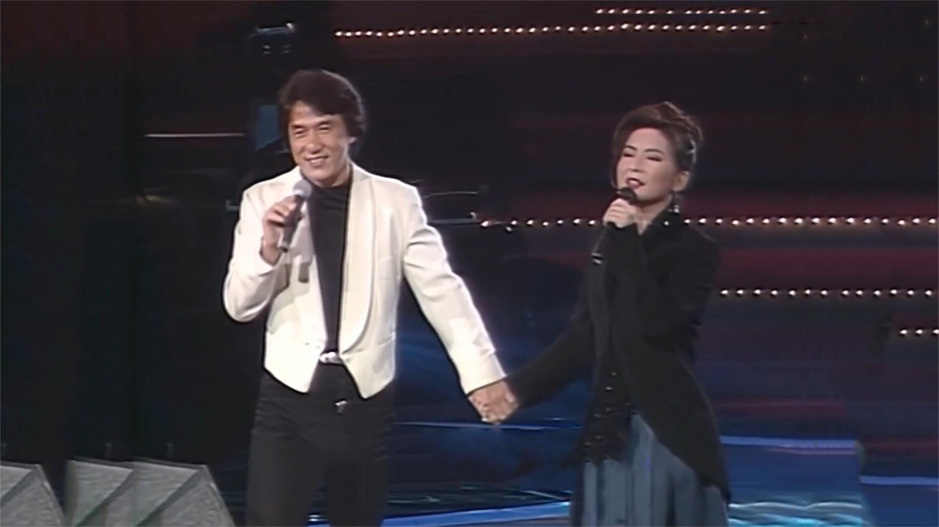 成龙唱歌这么好听?携手陈淑桦演唱《明明白白我的心》,百听不厌