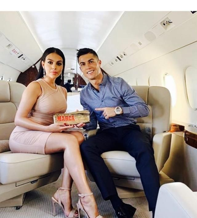 c罗高调携女友现身,乔治娜穿修身连衣裙小肚明显,难道已孕2胎?