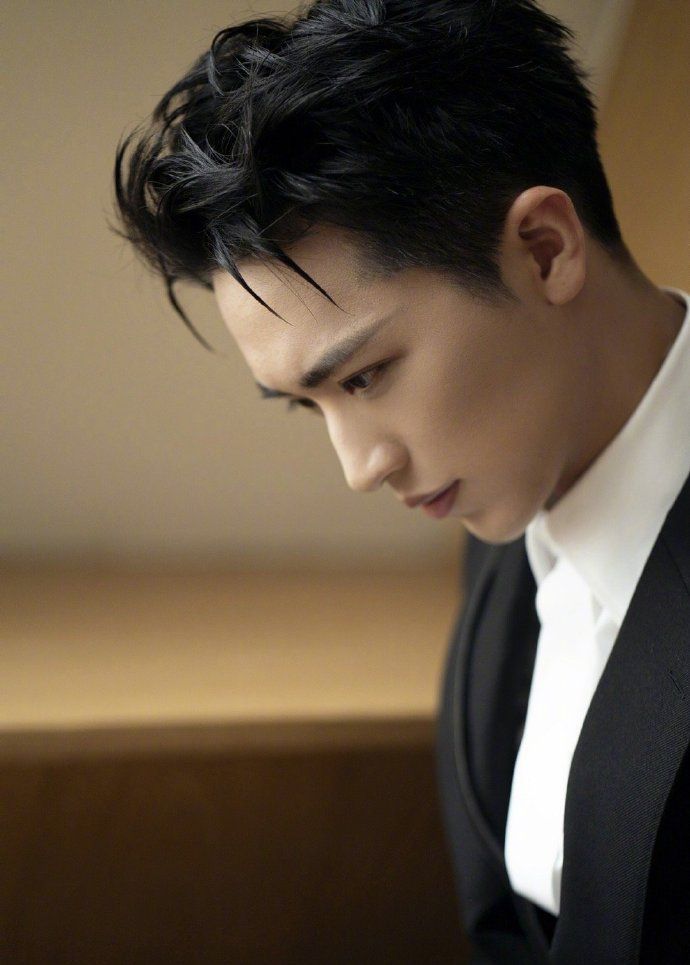 组团:许魏洲身着黑色骑士套装出席活动,军装风饰带点缀帅气十足