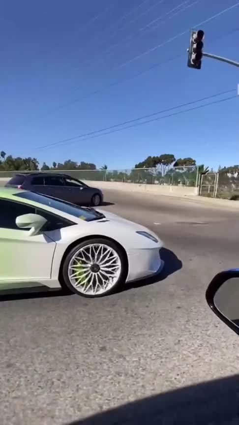 见识一下白绿双拼色兰博基尼大牛,跑在路上十分的拉风