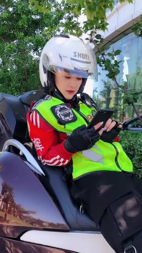 好霸气的美女骑士指挥官,看完她的摩托车,不敢和她说话了_手机新浪网