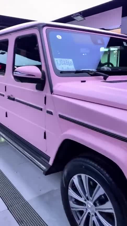 估计没有哪个女孩子会不喜欢这台粉色的奔驰大g估计