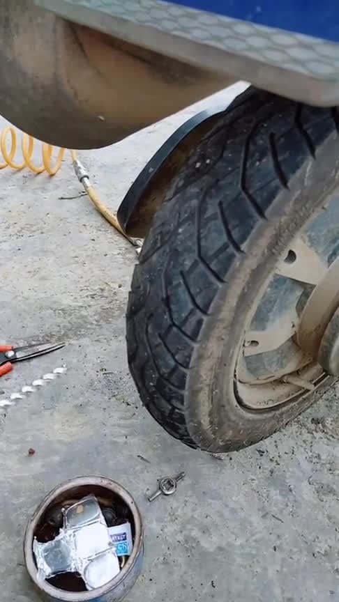 好好的电车轮胎,竟然直接扎烂,这是什么原理