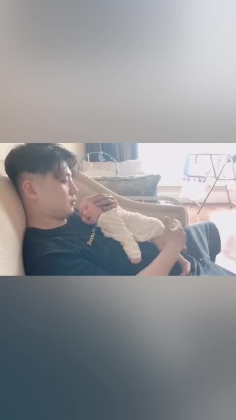 小宝宝在爸爸的身上睡觉,全身软绵绵的,好像毛毛虫一样!__财经头条