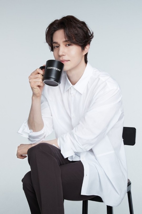 韩国艺人李栋旭代言咖啡品牌拍最新宣传照