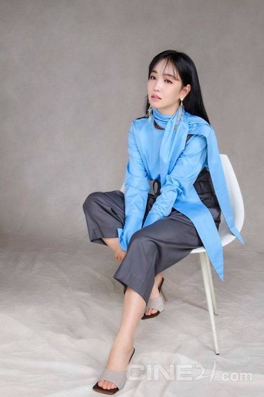 《歌者》主演李宥利金烔完李凤根携手拍电影杂志写真