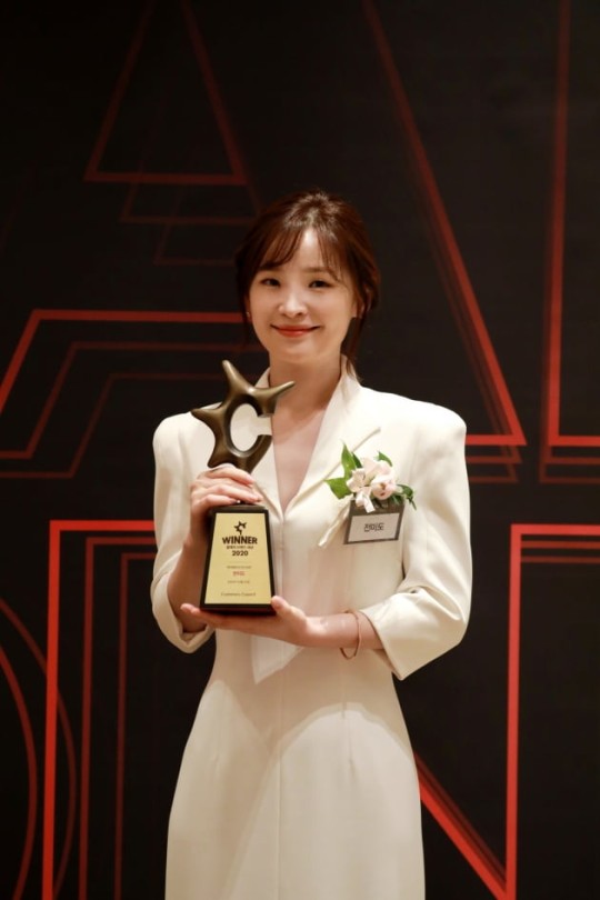 韩国女艺人田美都在昨天举行的韩国2020年度品牌大赏颁奖礼上获得了