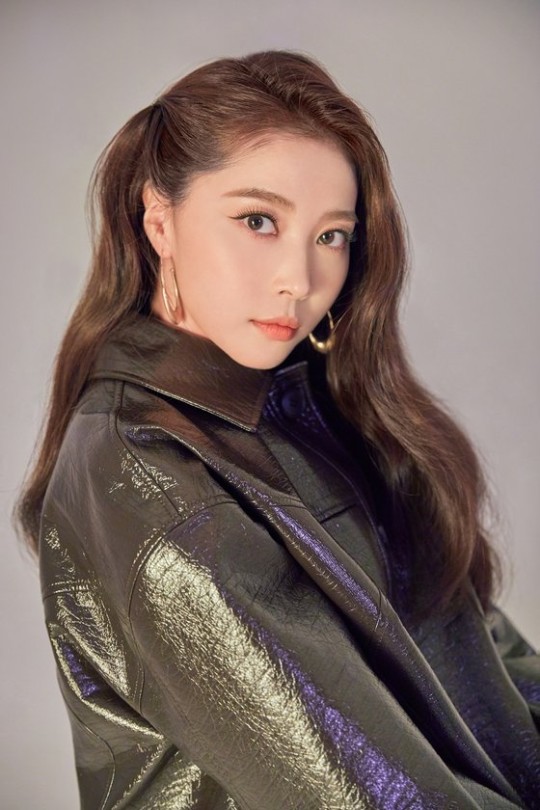 韩女星吴允儿最新杂志写真 多彩造型亮眼