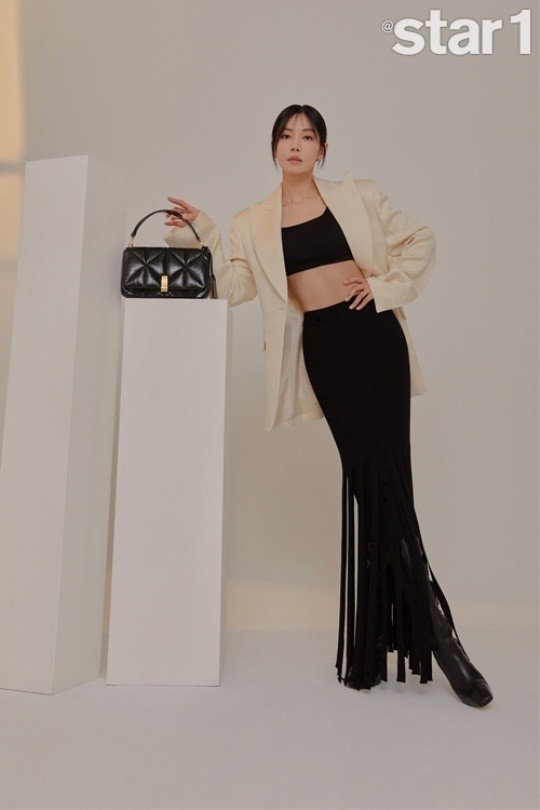 《顶楼》金素妍最新杂志写真秀身材