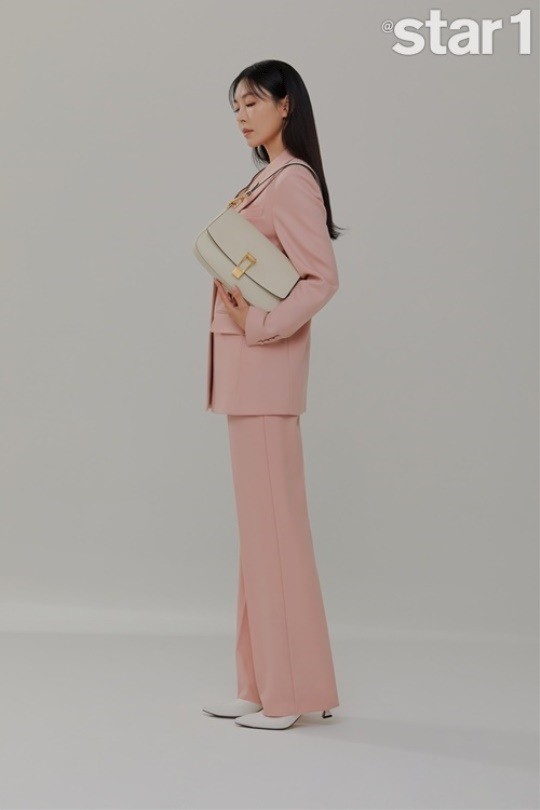 《顶楼》金素妍最新杂志写真秀身材