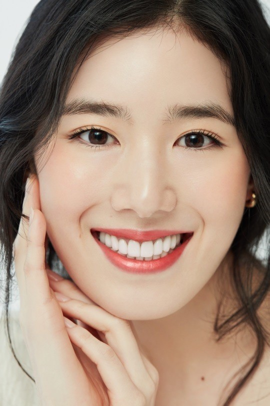 韩国女艺人郑恩彩拍代言品牌最新宣传照