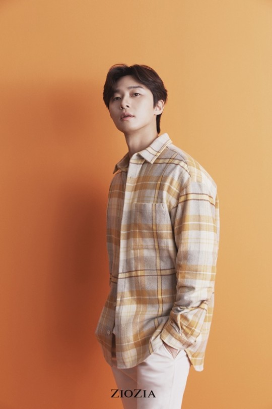 韩国艺人朴叙俊最新代言宣传照笑容可爱