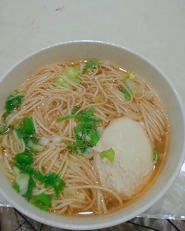 简称伊面是一种油炸的鸡蛋面,为我国著名传统面食之一,源于河南开封句