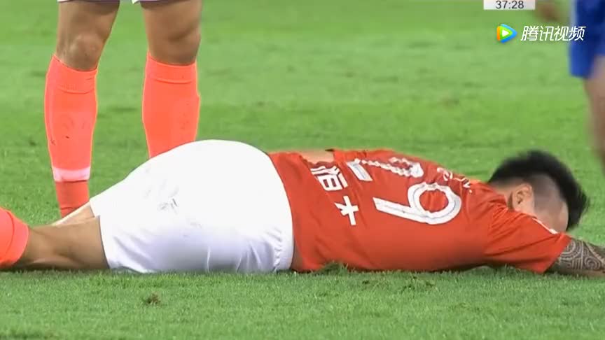 郜林遭遇断腿式冲撞!国足大佬当场训话犯规者太鲁莽