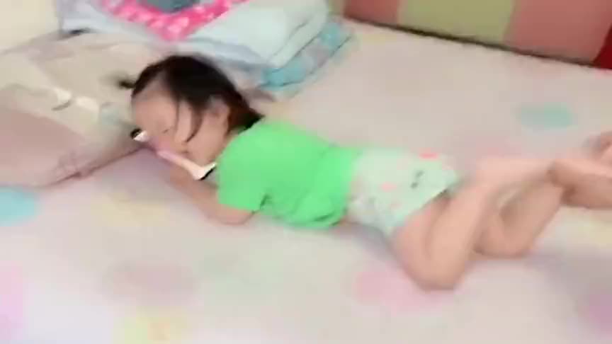 穿尿不湿的也有弱点,爸爸抓着她的脚丫,下一秒小情人就怂了!