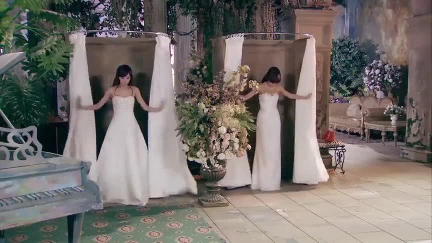 爱情公寓3:悠悠美嘉试穿婚纱,两人艳压群芳,究竟谁能更胜一筹
