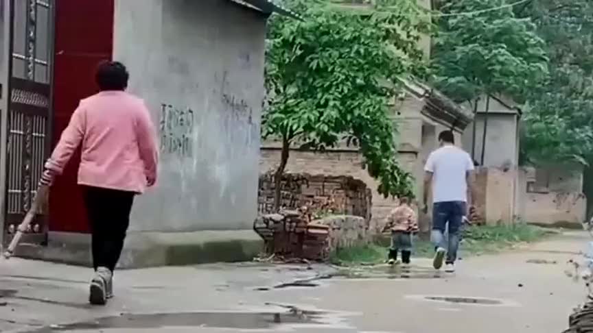 这才是真正的熊孩子,当奶奶拿着棍子来的那一刻,真是太搞笑了