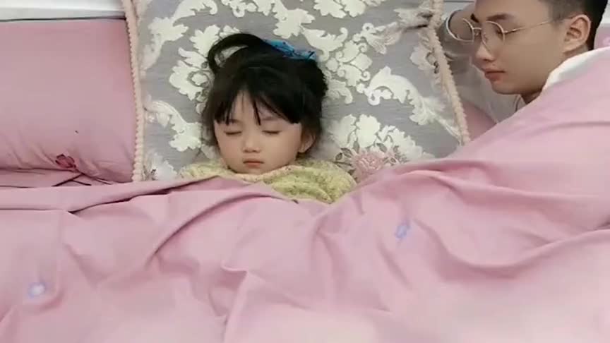 妹妹踢开被子后,睡着的哥哥反手就给盖上了,真是太暖心了!