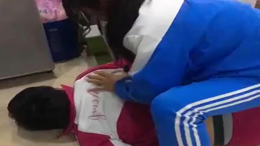 打弟弟必须要趁早,现在弟弟是真的惨,网友:姐姐还能嘚瑟几年