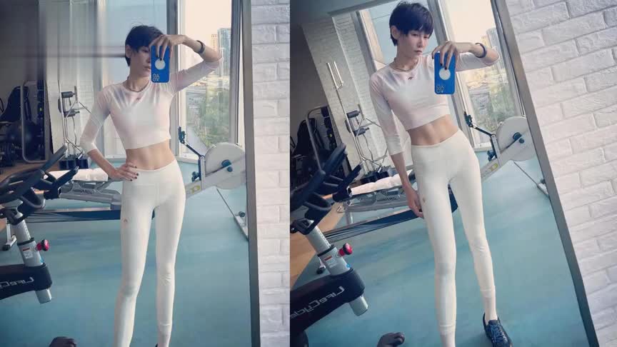 张蓝心晒健身对镜自拍 马甲线大长腿十分瞩目