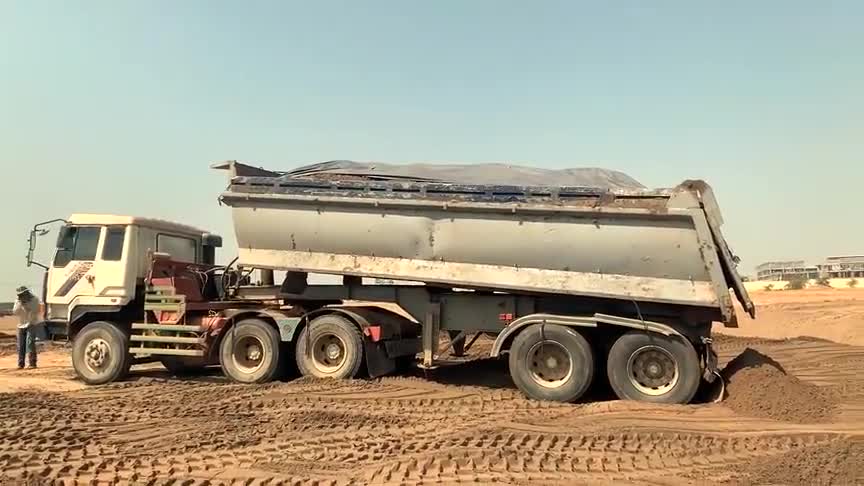 霸气外露,半挂车拉沙子,这么长的车厢,还敢直立起斗卸货