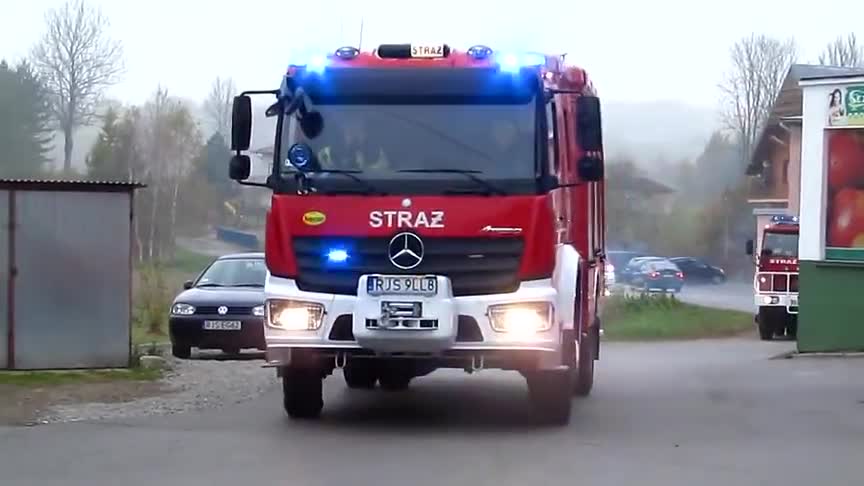 波兰20辆消防车全部开启警灯警报来到演习现场场面壮观