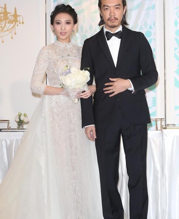 戴佩妮的身材真是太娇小了虽然没有肉感有不过身材比例挺好